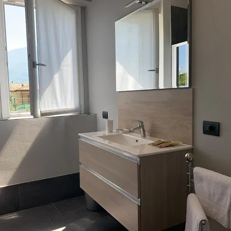 Casa Verde, Dongo, Di *