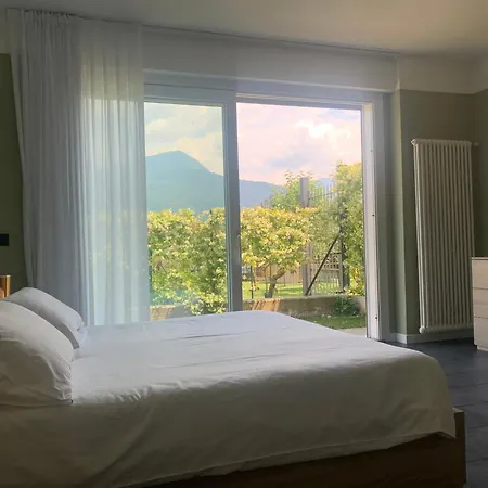 Casa Verde, Dongo, Di