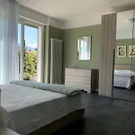 Casa Verde, Dongo, Di بيت للعطل
