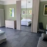 Casa Verde, Dongo, Di بيت للعطل