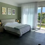 Casa Verde, Dongo, Di بيت للعطل